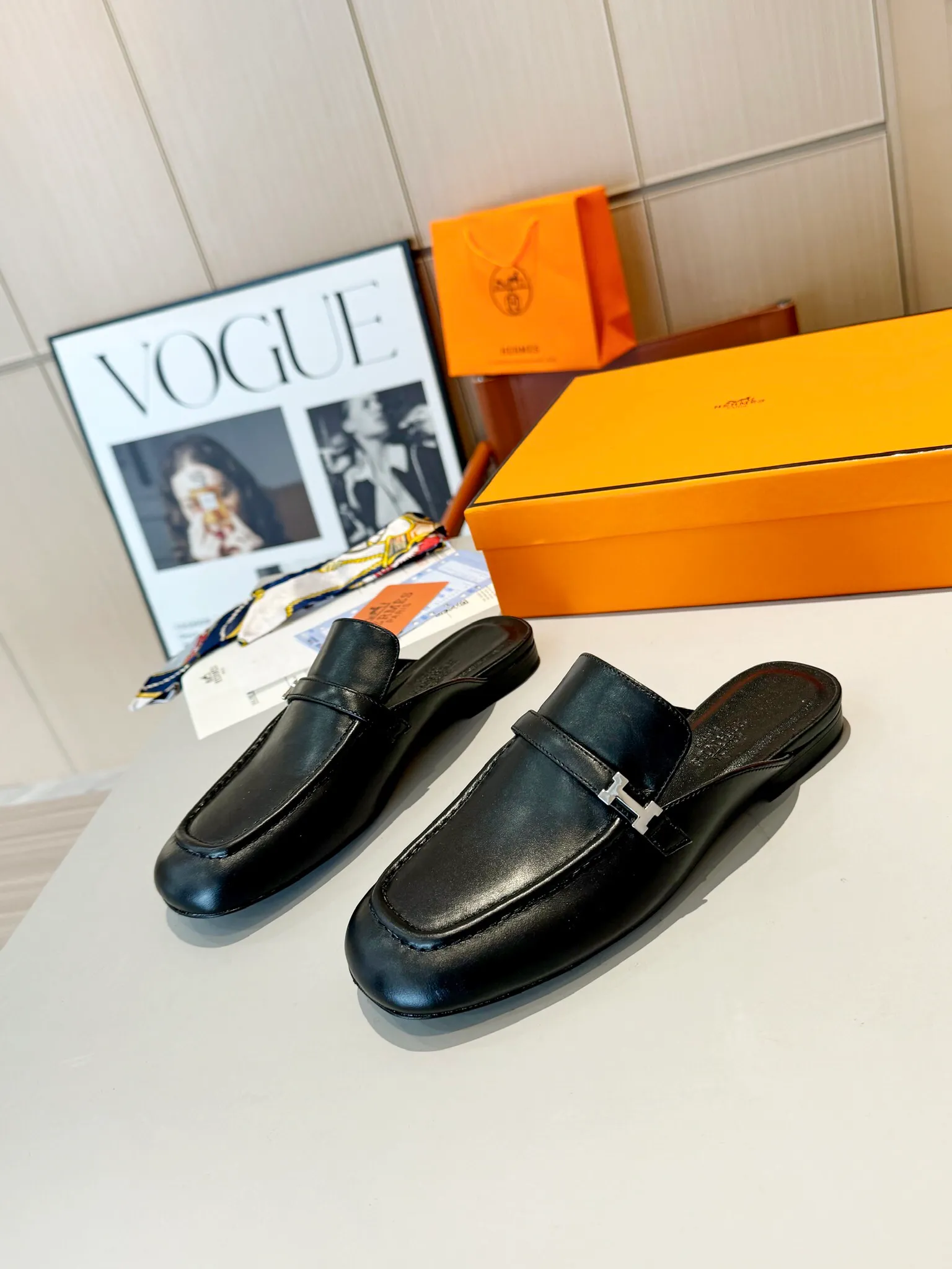 👟👟Ex-factory price 520👟👟 Hermes Groupie square-toe H-buckle mules, half-drag high heels and flat heels; the foot feel at the counter is invincible, groupie Mule shoes are made of h-buckle canvas and calfskin with mini silver Paris shoe buckles and contrasting piping. They are super beautiful in real life. Upper: imported original calfskin/original molded fabric. Lining: sheepskin. Outsole: Italian genuine leather outsole. Original packaging. Heel height: 5cm and 2 types of flat heel. Size: 35-41 (customized in size 42). Color: 6 colors.